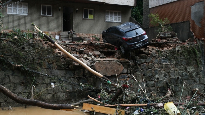 Mbi 100 viktima pas vërshimeve në Brazil