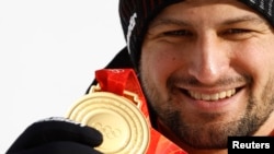 Щролц-син със златния олимпийски медал