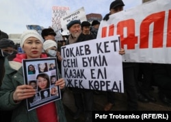 Пожилой человек держит плакат с надписью: «Токаев, уходи. Тебя ненавидит вся страна». Алматы, 13 февраля 2022 года