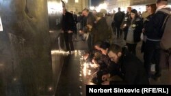 Građani odaju poštu ubijenom uličnom sviraču Kristijanu Kostiću Blekiju u Novom Sadu, 10. februar 2022-