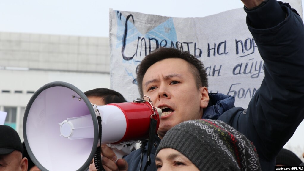 Жанболат Мамай на митинге в Алматы. 13 февраля 2022 года