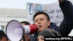 Митингіде сөйлеп тұрған Жанболат Мамай. Алматы, 13 ақпан, 2022 жыл