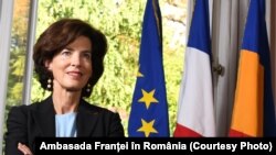 Ambasadoarea Franței în România, Laurence Auer, spune că în problema tensiunilor cauzate de Rusia la granița Ucrainei este nevoie de o dublă abordare: descurajarea adversarului, prin suplimentarea forțelor NATO din România, de exemplu, și negocieri.
