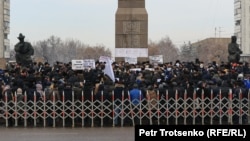 Қанды Қаңтар құрбандарын еске алуға Тәуелсіздік монументі алдына жиналған адамдар. Алматы, 13 ақпан, 2022 жыл.