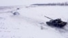 Tanket ruse gjatë stërvitjeve në rajonin Leningrad të Rusisë më 14 shkurt 2022. 