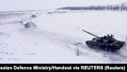 Tanket ruse gjatë stërvitjeve në rajonin Leningrad të Rusisë më 14 shkurt 2022. 