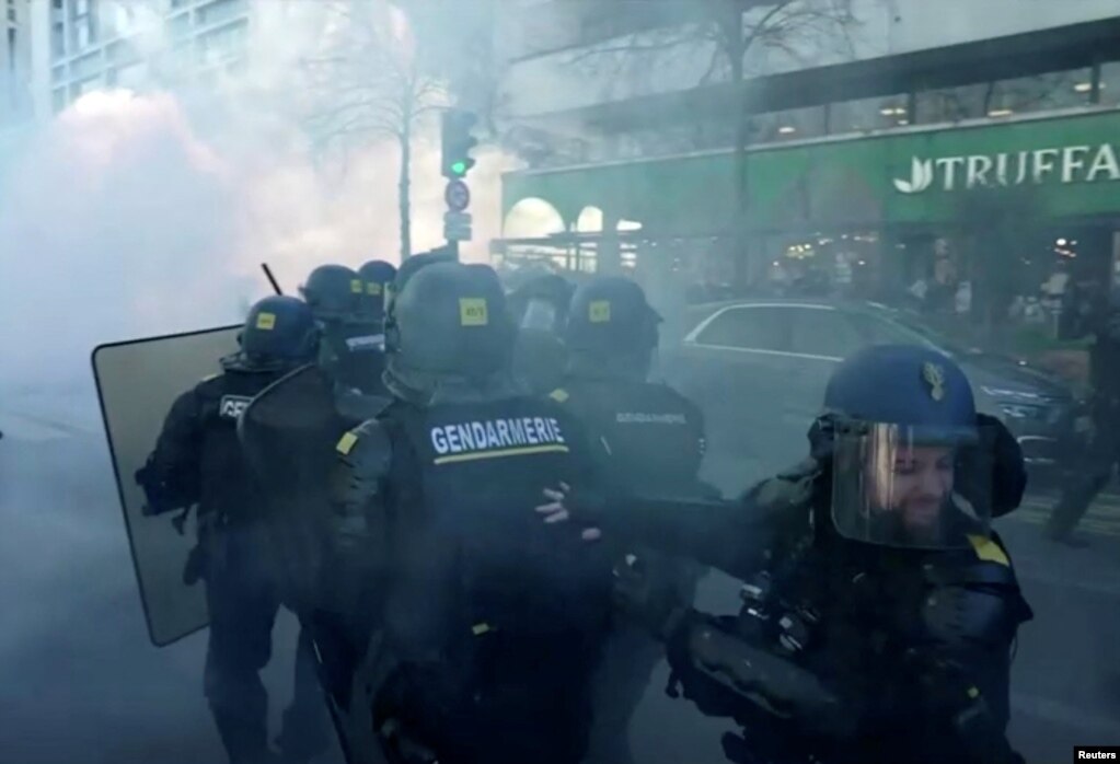 Policia franceze përdor gaz lotsjellës kundër protestuesve në Paris. (Reuters)