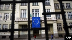 Carta Drepturilor Fundamentale a Uniunii Europene interzice în art. 21 discriminarea de orice fel bazată pe motive precum sexul, rasa, apartenența la o minoritate națională sau orientarea sexuală, printre altele.