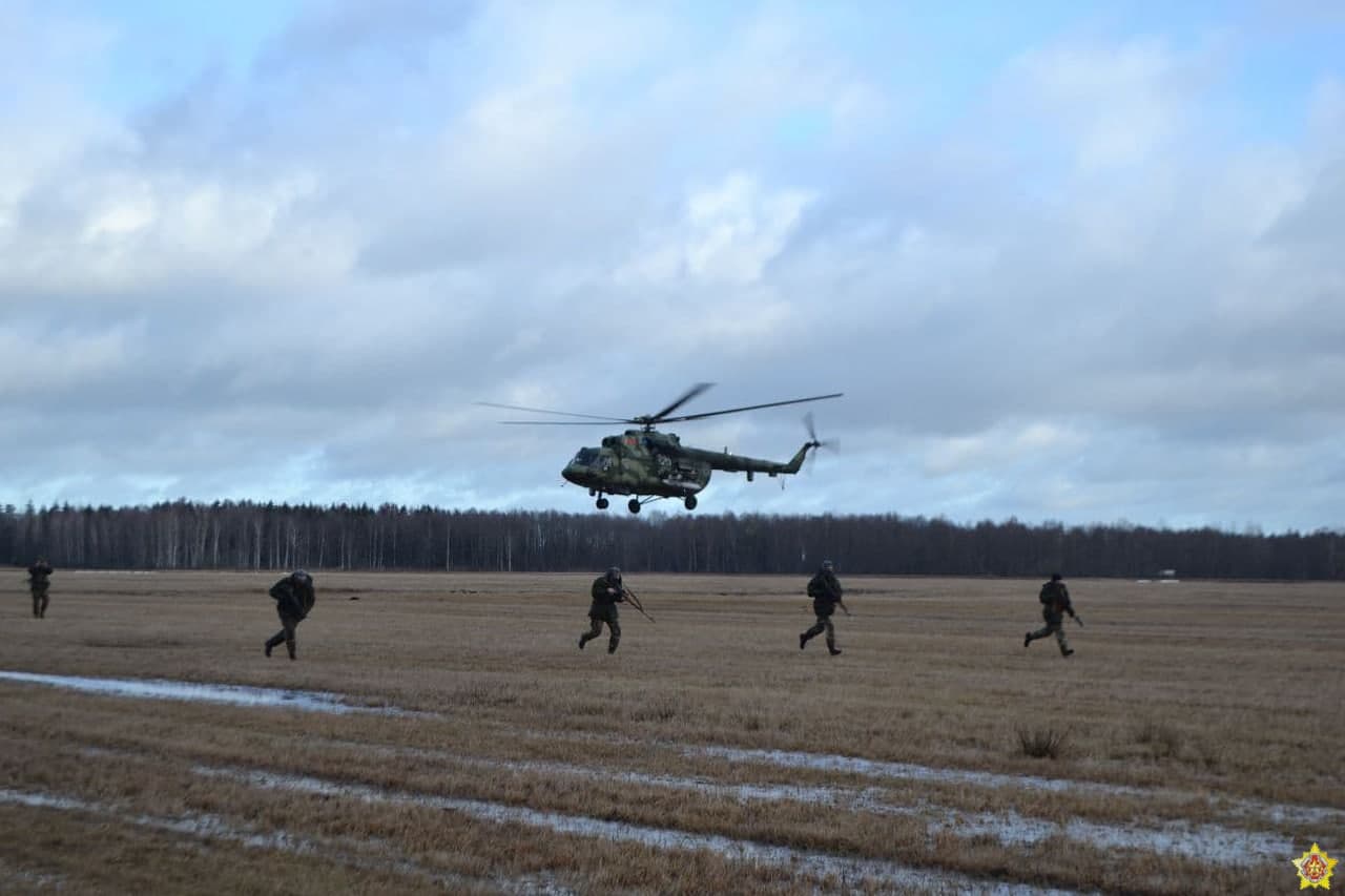 Зябровка аэродром. Вертолет. Белорусский аэродром. Совместные учения РФ И РБ. Россия и Беларусь проведут совместные летно-тактические учения.