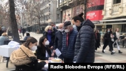 Скриниг тестирање на анти тела на ковид-19 на улица Макеоднија во Скопје.