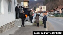 Građani čekaju u redu kako bi se u prostorijama veterinarske stanice u Srebrenici, zatvorenoj prije tri godine, prijavili za sticanje državljastva susjedne Srbije. Zabilježeno 12. februara 2022.