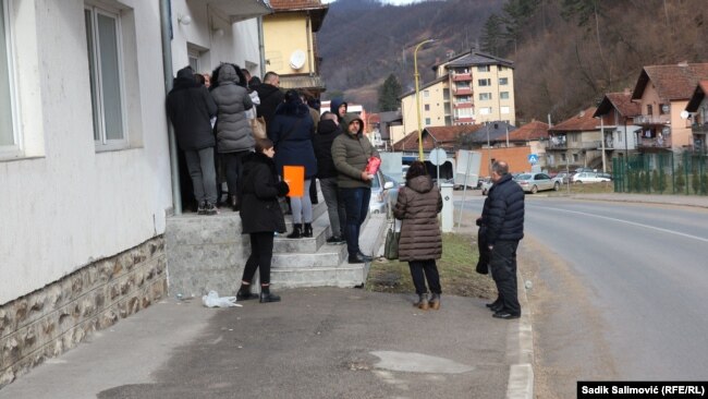 Građani čekaju u redu kako bi se u prostorijama veterinarske stanice u Srebrenici, zatvorenoj prije tri godine, prijavili za sticanje državljastva susjedne Srbije. Zabilježeno 12. februara 2022.