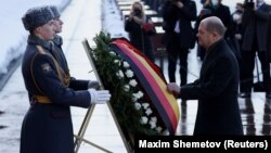 Ռուսաստան - Գերմանիայի կանցլեր Օլաֆ Շոլցը ծաղկեպսակ է տեղադրում Անհայտ զինվորի գերեզմանին Կրեմլի պատի մոտ, Մոսկվա, 15-ը փետրվարի, 2022թ․