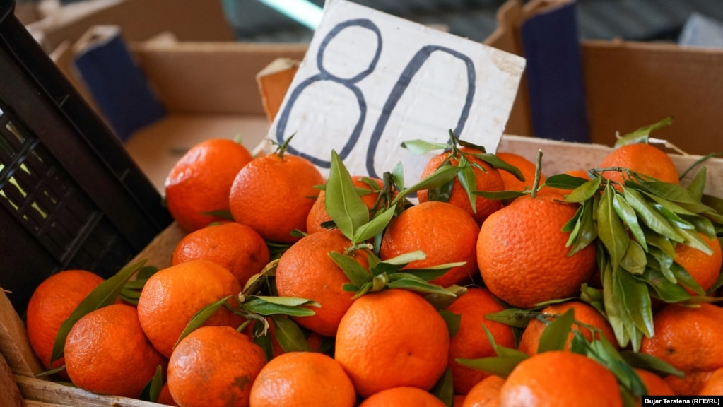 Në një tezgë janë ekspozuar mandarina dhe çmimi i tyre është 80 centë për kilogram.