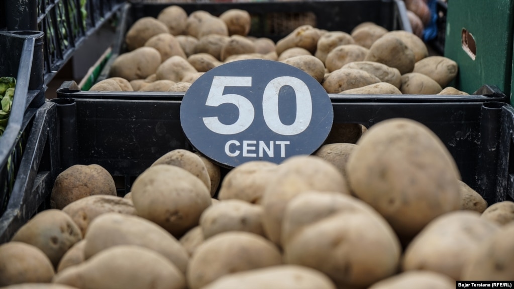 Një kilogram patate në këtë tezgë të Tregut të Gjelbër po shitet për 50 centë. Vitin e kaluar, referuar çmimeve mesatare për muajin shkurt, ky produkt shitej për 51 centë. 