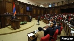 Премьер-министр Никол Пашинян выступает с трибуны парламента
