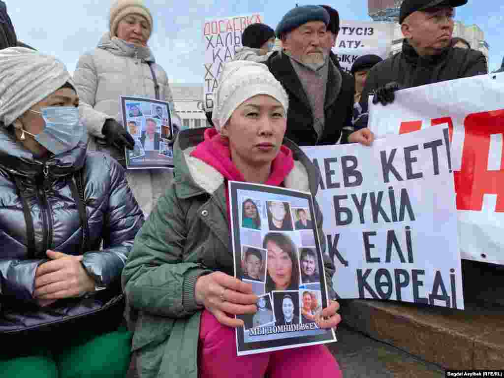 <p>Собравшиеся выкрикивали: "Назарбаев сотталсын!" ("Судить Назарбаева!"). Также были слышны призывы ввести персональные санкции против экс-президента и против министра внутренних дел Ерлана Тургумбаева. Протестующие требовали импичмента президента Касым-Жомарта Токаева и объявления досрочных президентских выборов</p>
