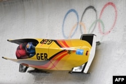  Шампионското втурване на Франческо Фридрих и Торстен Маргис в двуместния бобслей на пързалката в Янцин 