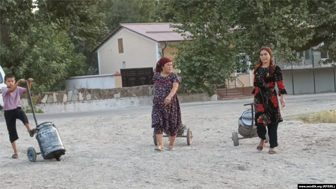Қашқадарёнинг Жийда қишлоғида аҳоли замбилғалтакка ортилган идишларда қудуқдан сув ташийди. 