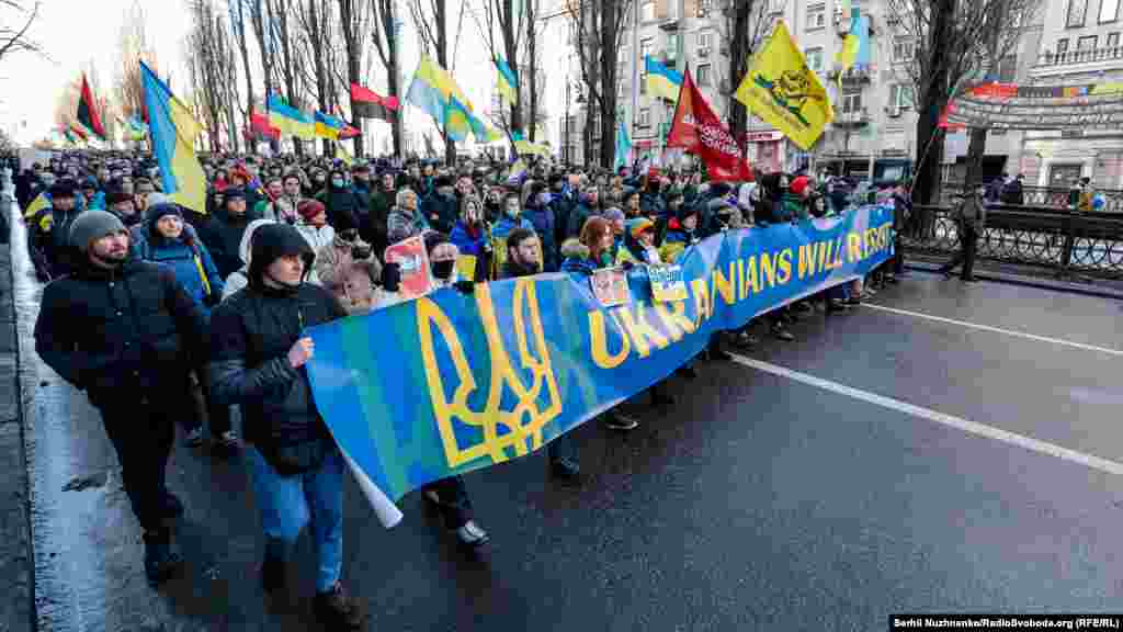 Удзельнікі маршу трымалі ў руках плякаты з надпісамі Say NO to PUTIN, UKRAINIANS WILL RESIST, &quot;Данецк - гэта Украіна&quot; і іншыя.