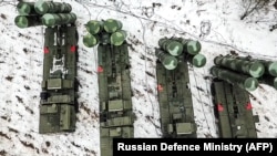Кадр із відео Міноборони Росії, у якому показано, як бойові екіпажі ЗРК С-400 заступають на бойове чергування під час спільних навчань збройних сил Росії та Білорусі. 9 лютого 2022 року