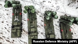 Sisteme rusești antirachetă S-400 amplasate în Belarus, în cadrul exercițiilor militare comune ruso-belaruse, 9 februarie 2022, imagine difuzată de ministerul apărării de la Moscova