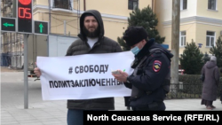 Протестиращ с плакат, на който пише: "Свобода на политическите затворници" в Махачкала - столицата на руската република Дагестан.