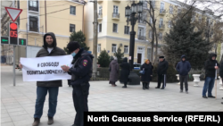 Пикет в поддержку Гаджиева в Махачкале проводят каждый понедельник