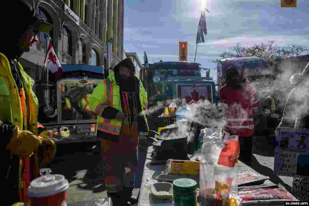 Демонстранти готують сніданок біля будівлі парламенту Канади в Оттаві під час протестів проти впроваджених обмежень у зв&#39;язку з COVID-19. Оттава, Онтаріо, 13 лютого 2022 року. Протестувальники вимагають припинити щеплення від&nbsp;COVID-19, а також скасувати інші обмеження пов&#39;язані з пандемією. Демонстрації по всій Канаді тривають вже треті вихідні, водночас в інших країнах світу проводяться демонстрації солідарності з канадійцями