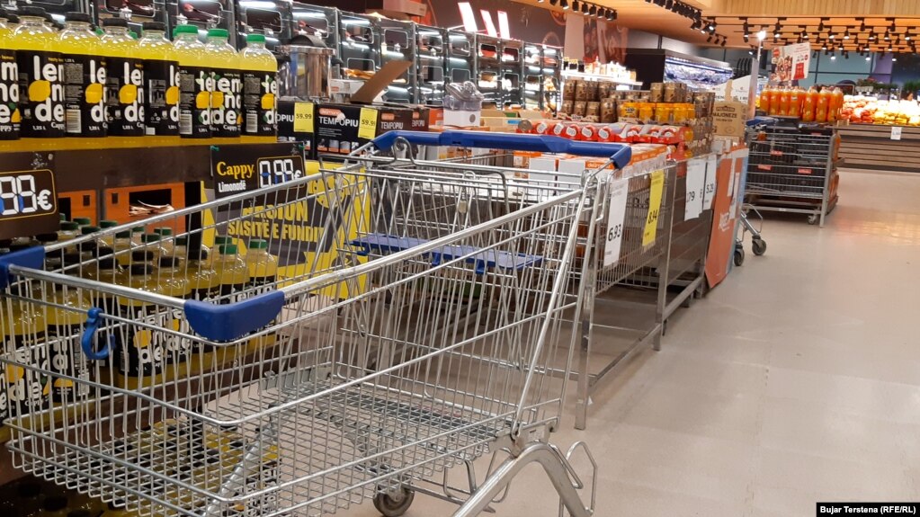 Pamje nga një dyqan ushqimor në Prishtinë.