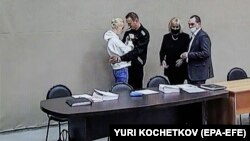 Навальный, его жена и адвокаты на суде