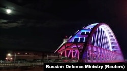 Железнодорожный состав с российской военной техникой проходит по Керченскому мосту, февраль 2022 года
