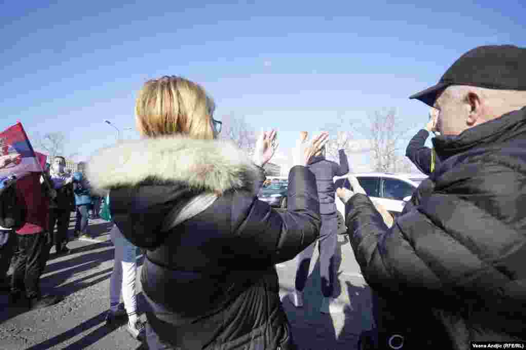 Dok su demonstranti protestovali ispred zgrade, u Palati Srbije je nešto posle 13 sati, počela ceremonija dodele odlikovanja zaslužnim pojedincima i institucijama povodom Dana državnosti Srbije.