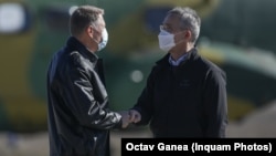 Klaus Iohannis l-a întâmpinat pe secretarul general al NATO, Jens Stoltenberg, la baza militară aeriană de la Mihail Kogălniceanu.