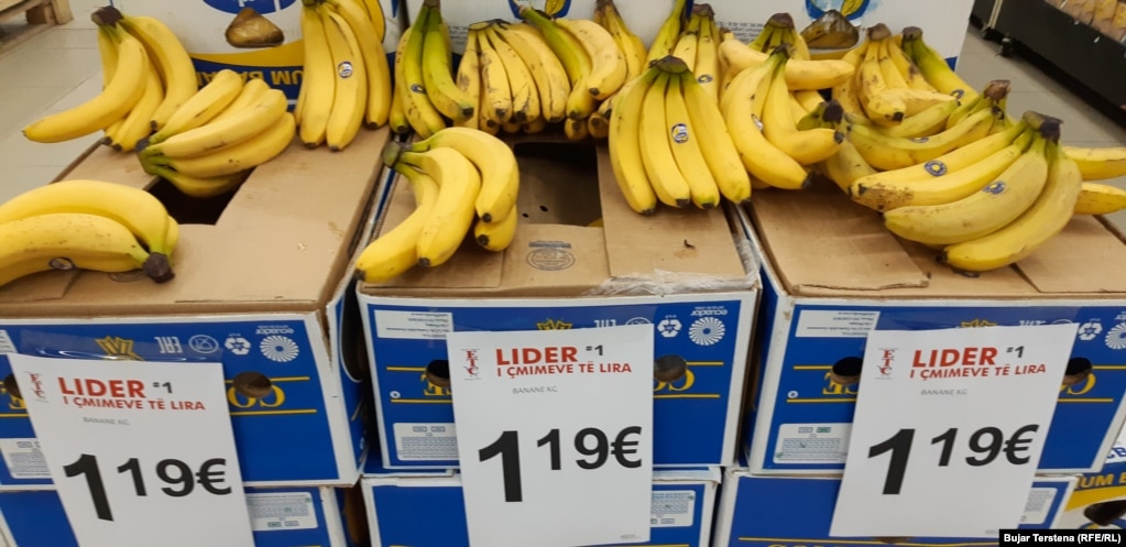 Çmimi i një kilogrami banane në një dyqan në Prishtinë është 1.19 euro. Sipas të dhënave të Agjencisë së Statistikave të Kosovës, çmimi mesatar i këtij produkti në shkurtin e vitit të kaluar ishte 1.13 euro.