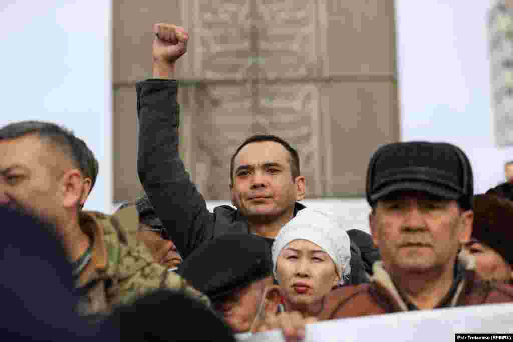 <p>Второго января в Казахстане начались массовые протесты в связи с повышением цены на сжиженный газ. Постепенно они охватили всю страну.</p>

<p>Власти Казахстана вначале&nbsp;<a href="https://www.currenttime.tv/a/prezident-kazahstana-udalil-tvit-o-yakoby-napavshih-na-almaty-20-tysyachah-terroristah/31645139.html" target="_blank">заявили</a>, что на Алматы напали "20 тысяч террористов" (впоследствии МВД уточнило, что речь идет об общем числе участников акций протеста в городе), якобы подготовленных за рубежом, в связи с чем Токаев обратился к блоку ОДКБ с просьбой о помощи</p>
