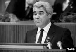 Türkmenistanyň ilkinji prezidenti Saparmyrat Nyýazow türkmenlere "altyn asyr" wada berdi