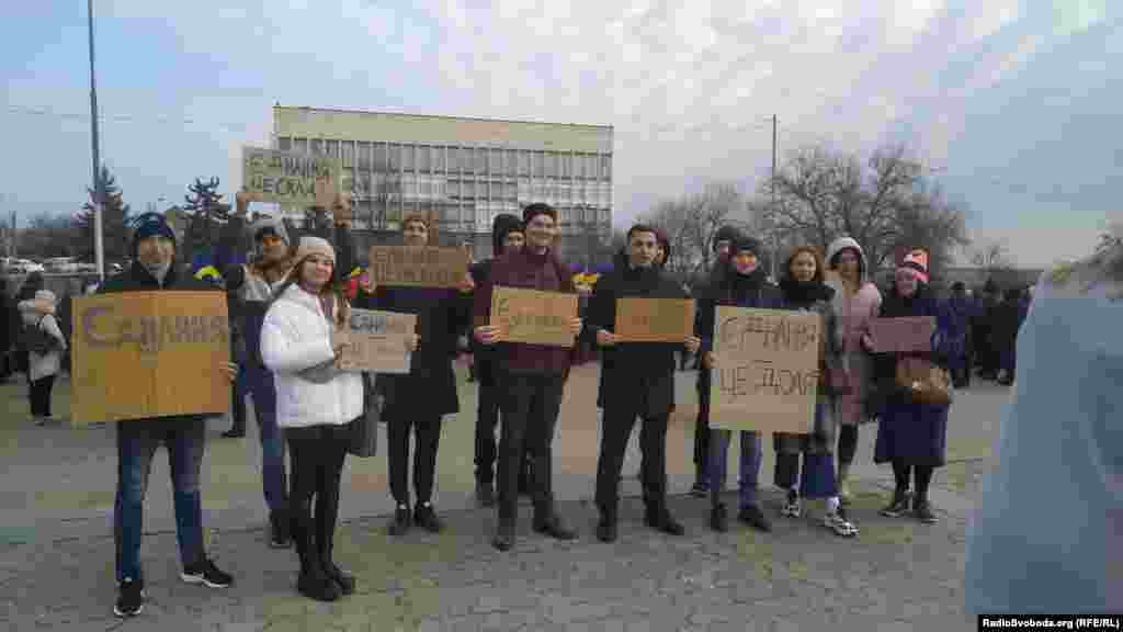 Жителі Херсона приходили на свято з саморобними плакатами&nbsp;