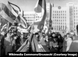 Антыкамуністычны мітынг апазыцыі, Менск, пл. Леніна, 7 лістапада 1990 года.