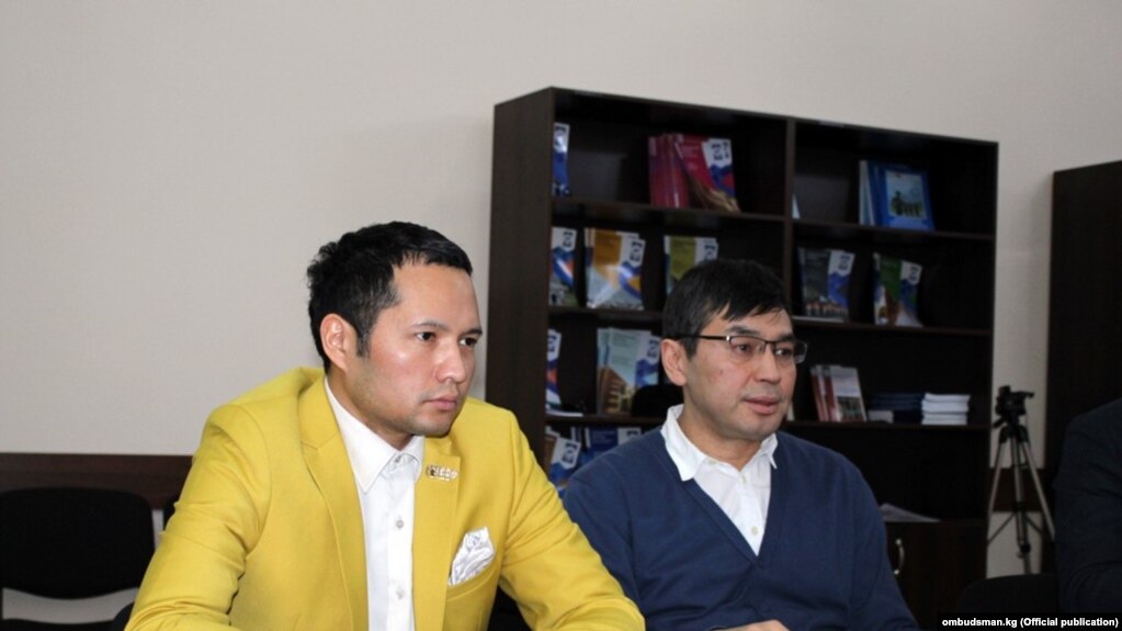  Кыргызстанский музыкант Викрам Рузахунов (слева) и его адвокат Нурбек Токтакунов. 14 февраля 2022 года
