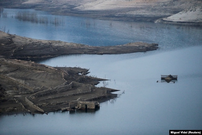 Thatësira ka bërë që të rishfaqen shtëpitë e zhdukura nën ujë, në Aseredo. Fotografi e shkrepur më 10 shkurt 2022.