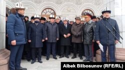 Официальные лица на церемония прощания с Молдомусой Конгантиевым.