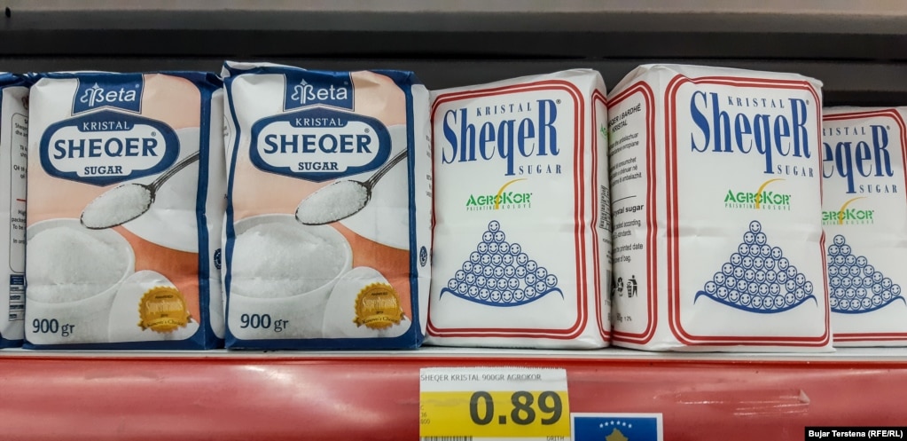 Një pako prej 900 gramësh sheqer në një dyqan në Prishtinë po shitet për 89 centë. Vitin e kaluar, referuar çmimeve mesatare për muajin shkurt, një kilogram i këtij produkti shitej për 70 centë. 