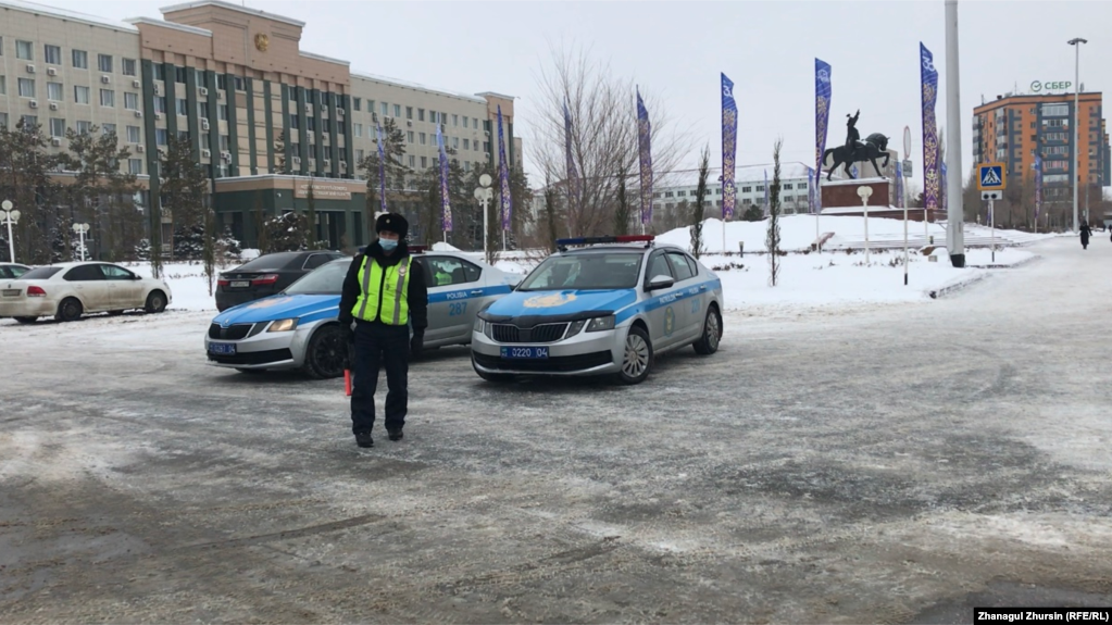 Полицейский возле здания акимата в городе Актобе. 13 февраля 2022 года 