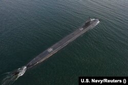 Submarin de luptă cu propulsie nucleară din clasa Virginia USS North Dakota, în timpul unor probe, în Oceanul Atlantic (2013).