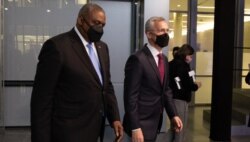 Secretarul general al NATO, Jens Stoltenberg, l-a primit pe secretarul american al apărării, Lloyd Austin, la sediul NATO înainte de reuniunile miniștrilor aliați ai apărării.