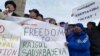 Во время траурного митинга в Алматы участники акции держали плакат с призывом освободить активистку из Семея Райгуль Садырбаеву. 14 февраля 2022 года