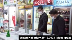 Сердар Бердымухамедов изучает ассортимент в продуктовом магазине. 20 декабря, 2021 (Кадр из репортажа государственного телевидения Туркменистана)