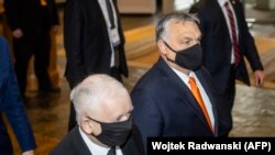 Orbán Viktor (j) és Jarosław Kaczyński, a Jog és Igazságosság (PiS) párt elnöke Varsóban a konzervatív és jobboldali pártok találkozóján 2021. december 4-én