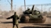 Orosz tank érkezik a Krím félszigetre 2014. március 31-én